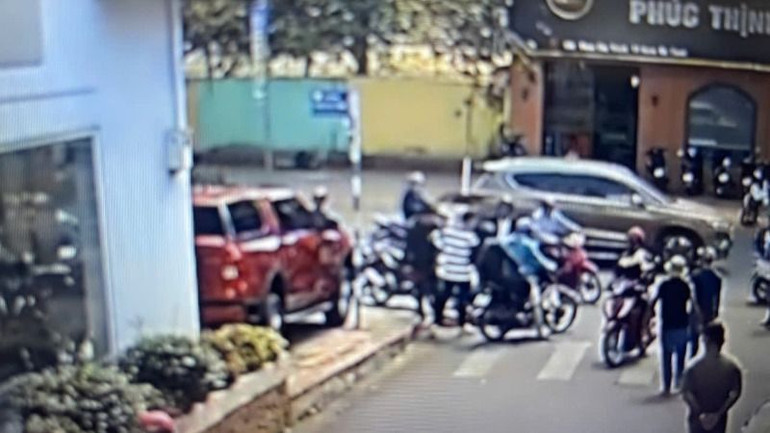 Sau đó đánh ông Trung, hai thanh niên lên xe bỏ đi.