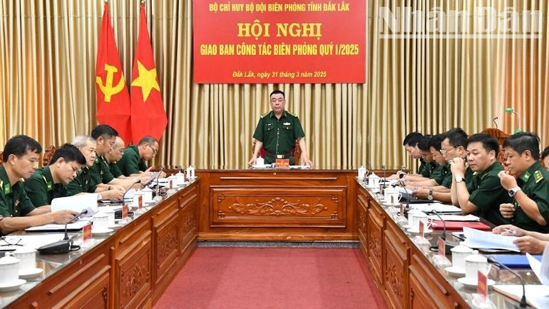 Đại tá Đào Viết Hùng, Chỉ huy trưởng Bộ đội Biên phòng tỉnh phát biểu tại hội nghị giao ban. Đại tá Đào Viết Hùng, Chỉ huy trưởng Bộ đội Biên phòng tỉnh phát biểu tại hội nghị giao ban.