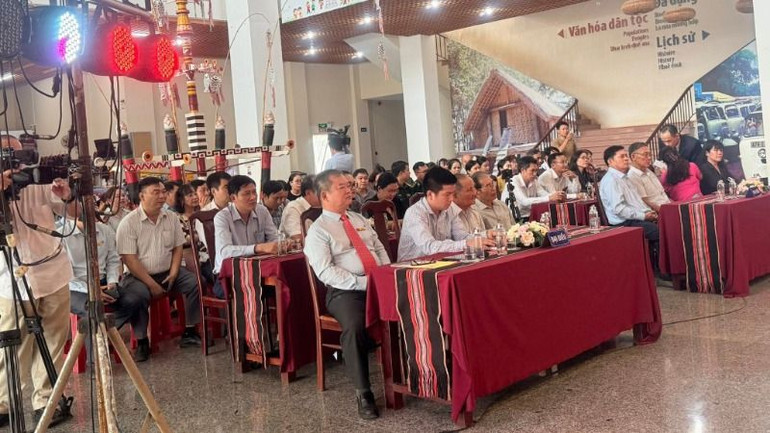 Các đại biểu dự khai mạc trưng bày.