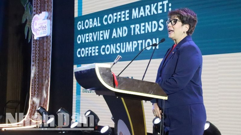 Bà Vanusia Nogueira, Tổng Giám đốc Tổ chức Cà-phê thế giới (ICO) chia sẻ về xu hướng tiêu thụ cà-phê trên thế giới theo hướng xanh, sạch, hữu cơ.