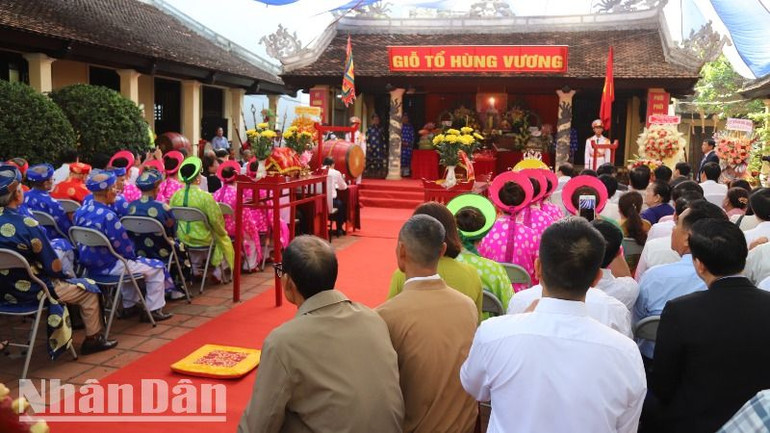 Đông đảo nhân dân các dân tộc tỉnh Đắk Lắk về dự lễ Giỗ Tổ Vua Hùng năm 2025 tại Di tích lịch sử quốc gia Đình Lạc Giao, thành phố Buôn Ma Thuột.