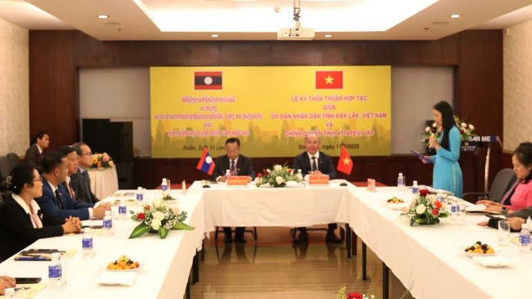 Quang cảnh buổi ký kết. Quang cảnh buổi ký kết.