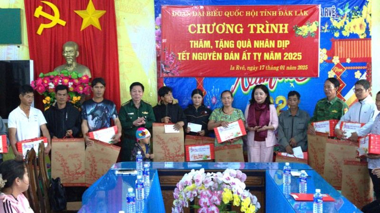 Đoàn đại biểu Quốc hội tỉnh Đắk Lắk trao quà tặng nhân dân khó khăn trên địa bàn xã Ia Rvê. Đoàn đại biểu Quốc hội tỉnh Đắk Lắk trao quà tặng nhân dân khó khăn trên địa bàn xã Ia Rvê.