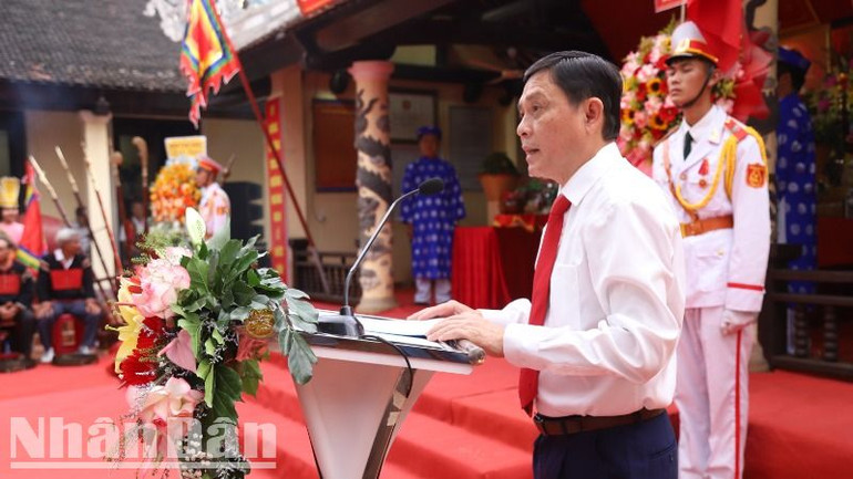 Phó Chủ tịch Thường trực Ủy ban nhân dân tỉnh Nguyễn Tuấn Hà báo công lên các Vua Hùng về những thành tựu mà tỉnh đã đạt được trong năm 2024.