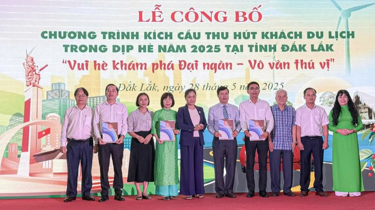 Trao cam kết chính sách ưu đãi kích cầu giữa Sở Văn hóa, Thể thao và Du lịch tỉnh Đắk Lắk với các Chi hội thuộc Hiệp hội Du lịch tỉnh.