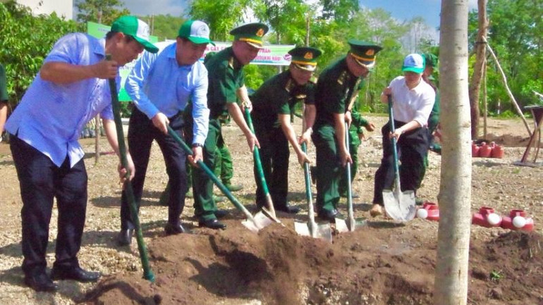 Lãnh đạo và cán bộ, chiến sĩ, nhân viên hai đơn vị tổ chức trồng cây.
