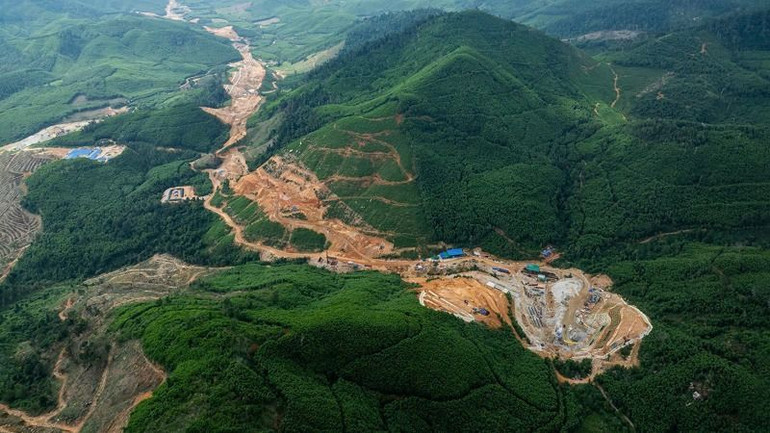 Nhánh phải phía đông hầm Phượng Hoàng (trên địa phận tỉnh Khánh Hoà) thuộc gói thầu XL01 dự án cao tốc Khánh Hòa-Buôn Ma Thuột nhìn từ trên cao. Nhánh phải phía đông hầm Phượng Hoàng (trên địa phận tỉnh Khánh Hoà) thuộc gói thầu XL01 dự án cao tốc Khánh Hòa-Buôn Ma Thuột nhìn từ trên cao.