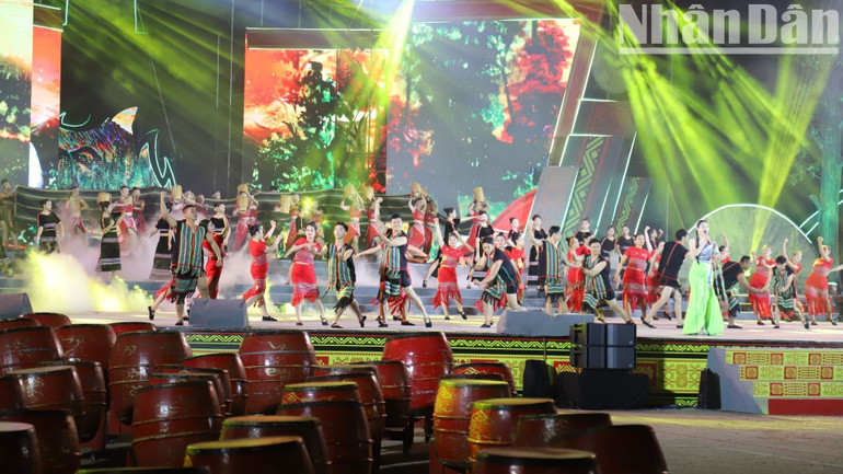 Điểm nhấn của chương trình “Người truyền lửa - Lửa ấm cao nguyên” là những tiết mục nghệ thuật đặc sắc có sự tham gia của các nghệ sĩ, ca sĩ nổi tiếng với những ca khúc mang âm hưởng Tây Nguyên được hòa âm và dàn dựng mới mẻ, hiện đại.