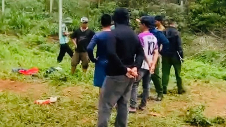 Lực lượng chức năng và người dân địa phương đến hỗ trợ tìm kiếm các nạn nhân.