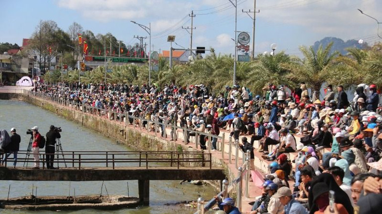 Giải đua năm nay đã thu hút hàng nghìn người dân địa phương và du khách đến xem, cổ vũ, tạo không khí vui tươi, phấn khởi trong những ngày đầu năm mới.