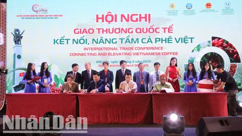 Các doanh nghiệp ký kết hợp tác tại hội nghị.
