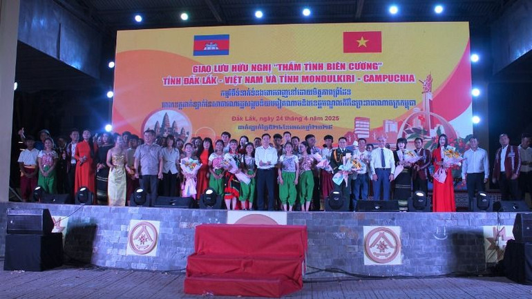 Đại diện lãnh đạo các đơn vị tặng hoa chúc mừng các nghệ sĩ, diễn viên tham gia chương trình.