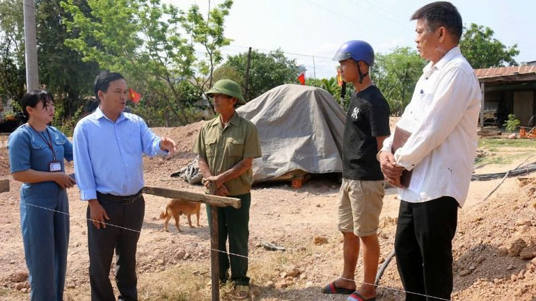 Phó Chủ tịch Ủy ban nhân dân huyện Ea Súp Nguyễn Thanh Tuấn trực tiếp kiểm tra tháo gỡ khó khăn, vướng mắc trong việc xây dựng xóa nhà tạm, nhà dột nát cho hộ nghèo.
