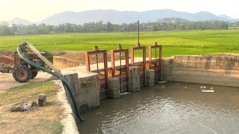 Người dân sử dụng máy bơm để tận dụng nguồn nước còn lại dưới các hồ, đập, kênh thủy lợi để chống hạn cho lúa nước. Người dân sử dụng máy bơm để tận dụng nguồn nước còn lại dưới các hồ, đập, kênh thủy lợi để chống hạn cho lúa nước.