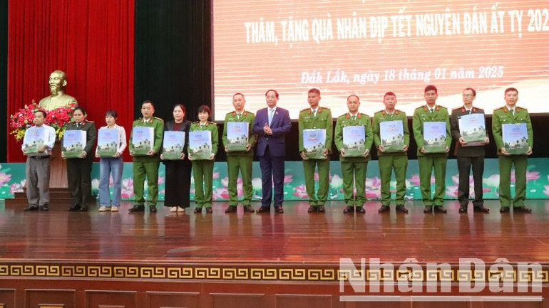 Phó Chủ tịch Quốc hội Trần Quang Phương tặng quà cho các cán bộ, chiến sĩ Công an tỉnh Đắk Lắk có hoàn cảnh khó khăn.