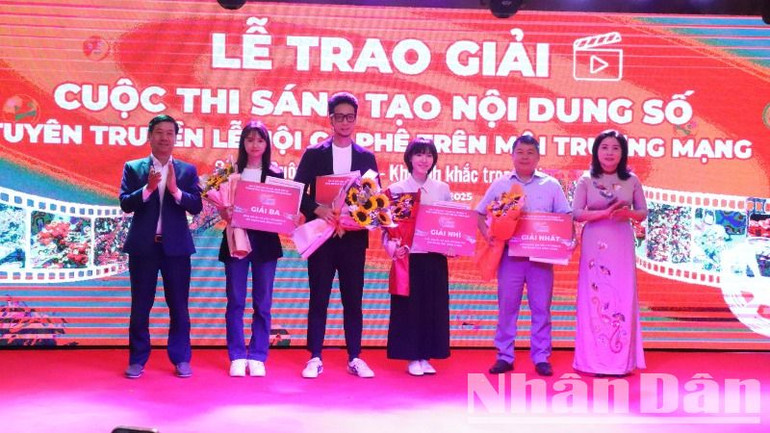 Ban tổ chức cuộc thi trao giải cho các tác giả đoạt giải trên mạng xã hội TIKTOK do Ban Giám khảo chấm.