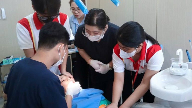 Các cháu bị bại não được cạo vôi răng, trám răng, nhổ răng miễn phí tại chương trình.