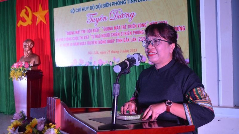 Chủ tịch Hội Văn học Nghệ thuật tỉnh Đắk Lắk Niê Thanh Mai phát động cuộc thi.