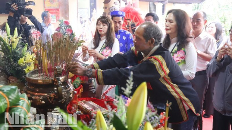 Đồng bào dân tộc Tây Nguyên dâng hương tưởng nhớ các Vua Hùng.