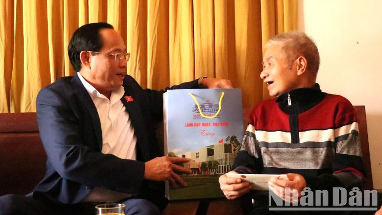 Phó Chủ tịch Quốc hội Trần Quang Phương thăm hỏi và tặng quà cho ông Phùng Đình Quý, thương binh 81%, hiện đang sinh sống tại 18 Thăng Long, phường Tự An, thành phố Buôn Ma Thuột, tỉnh Đắk Lắk.