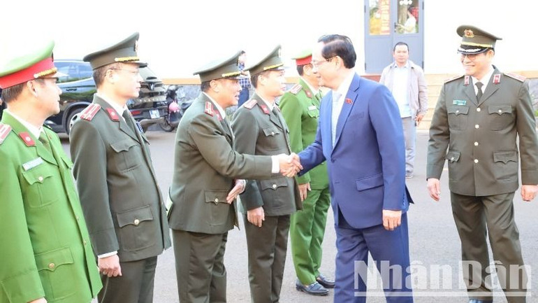 Phó Chủ tịch Quốc hội Trần Quang Phương đến thăm, chúc Tết Công an tỉnh Đắk Lắk.