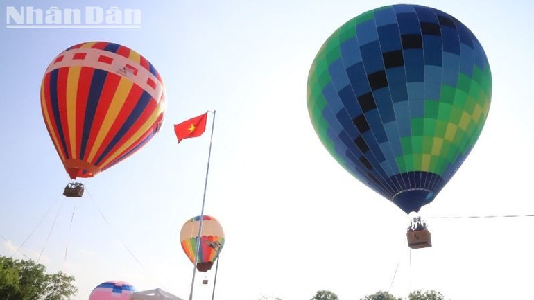 Trong dịp nghỉ lễ 30/4 và 1/5 năm nay, lần đầu tiên Ngày hội Khinh khí cầu Đắk Lắk 2025-Bay trên đại ngàn được tổ chức tại huyện Buôn Đôn để phục vụ nhân dân và du khách.