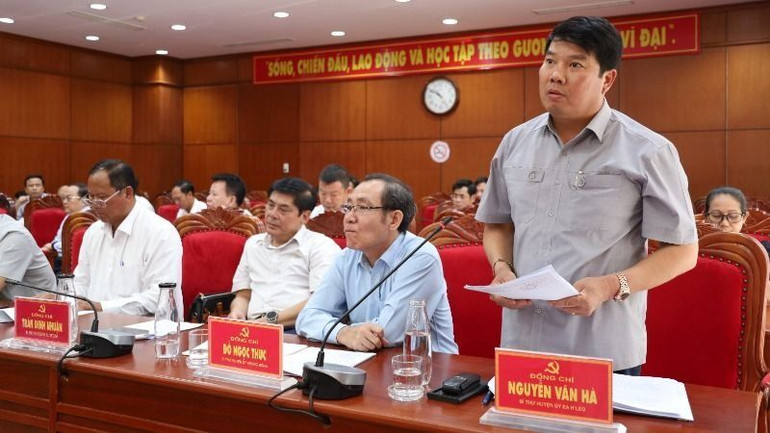 Các đại biểu thảo luận tại hội nghị.