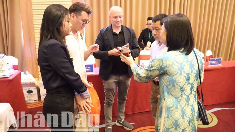 Các doanh nghiệp giao thương kết nối tại hội nghị.