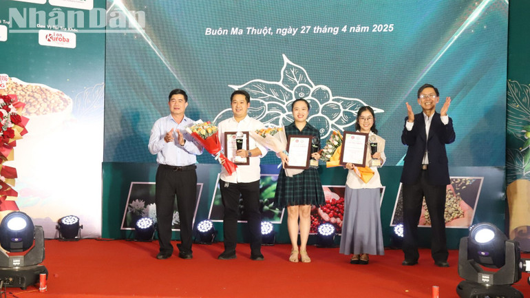 Ban tổ chức cuộc thi tôn vinh các đơn vị 5 năm liền tham gia cuộc thi đều có cà-phê đạt tiêu chuẩn đặc sản.