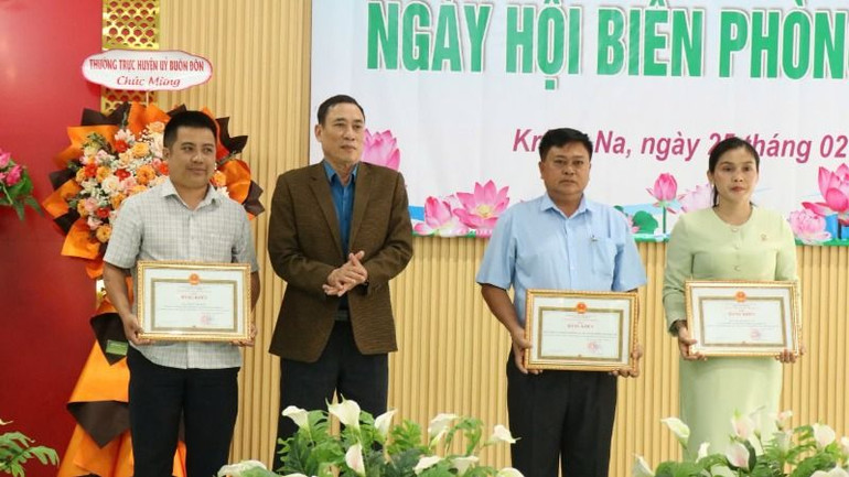 Lãnh đạo tỉnh Đắk Lắk trao Bằng khen tặng các tập thể, cá nhân có thành tích trong thực hiện Chỉ thị 01/CT-TTg giai đoạn 2015-2025.