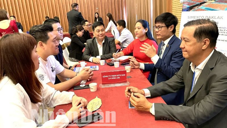 Hội nghị giao thương quốc tế - kết nối, nâng tầm cà-phê Việt là cơ hội để kết nối các bên liên quan, từ nhà quản lý, doanh nghiệp, chuyên gia, đến nông dân, giúp ngành cà-phê Việt tìm ra hướng đi bền vững trong tương lai. Hội nghị giao thương quốc tế - kết nối, nâng tầm cà-phê Việt là cơ hội để kết nối các bên liên quan, từ nhà quản lý, doanh nghiệp, chuyên gia, đến nông dân, giúp ngành cà-phê Việt tìm ra hướng đi bền vững trong tương lai.