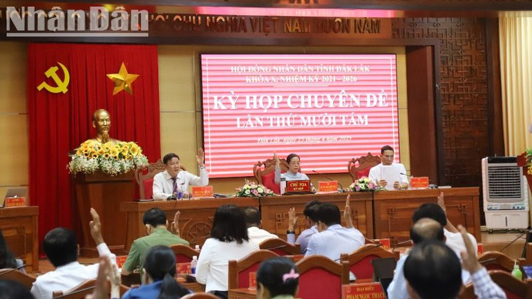 Các đại biểu Hội đồng nhân dân tỉnh Đắk Lắk biểu quyết thông qua các nghị quyết của kỳ họp. Các đại biểu Hội đồng nhân dân tỉnh Đắk Lắk biểu quyết thông qua các nghị quyết của kỳ họp.