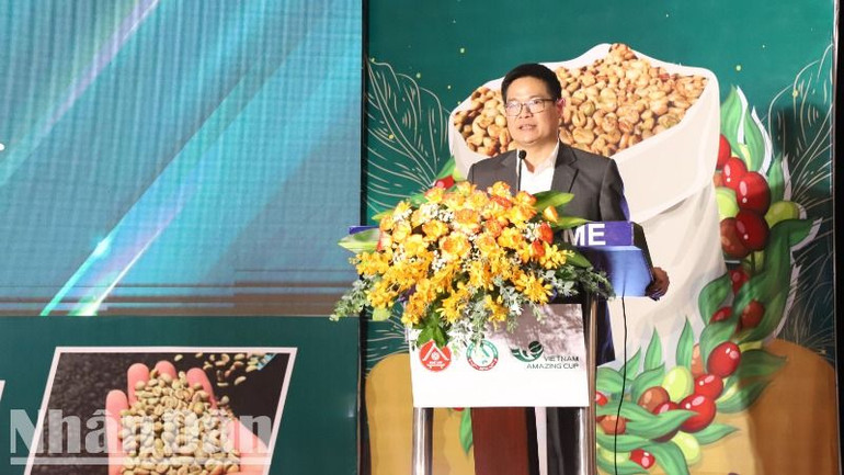 Phó Chủ tịch Hiệp hội Cà-phê Buôn Ma Thuột Lê Đức Huy báo cáo kết quả cuộc thi.