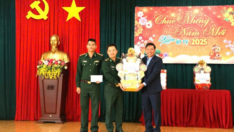 Đồng chí Nguyễn Thượng Hải, Ủy viên Ban Thường vụ Tỉnh ủy, Trưởng ban Tổ chức Tỉnh ủy Đắk Lắk tặng quà Tết cho Tiểu đoàn Huấn luyện-Cơ động, Bộ đội Biên phòng tỉnh Đắk Lắk.