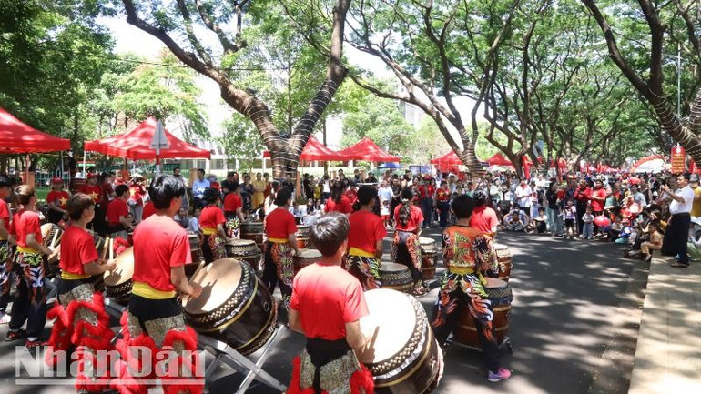 Các hoạt động thu hút đông đảo người dân và du khách tham gia thưởng thức, vui chơi.