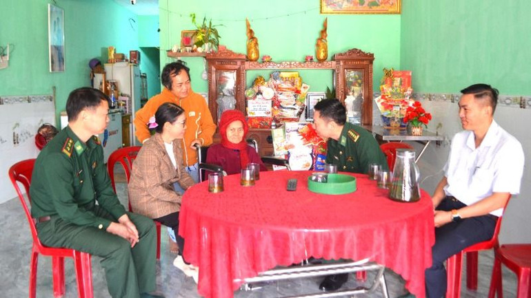 Đại tá Đỗ Quang Thấm, Chính ủy Bộ đội Biên phòng tỉnh Đắk Lắk và đoàn công tác đến thăm, chúc Tết Mẹ Việt Nam Anh hùng Nguyễn Thị Xuân.
