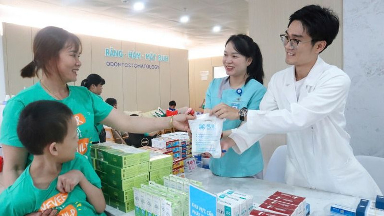 Bệnh viện Đại học Y Dược Buôn Ma Thuột cấp phát thuốc miễn phí điều trị về răng miệng cho các cháu bị bại não tham gia chương trình.
