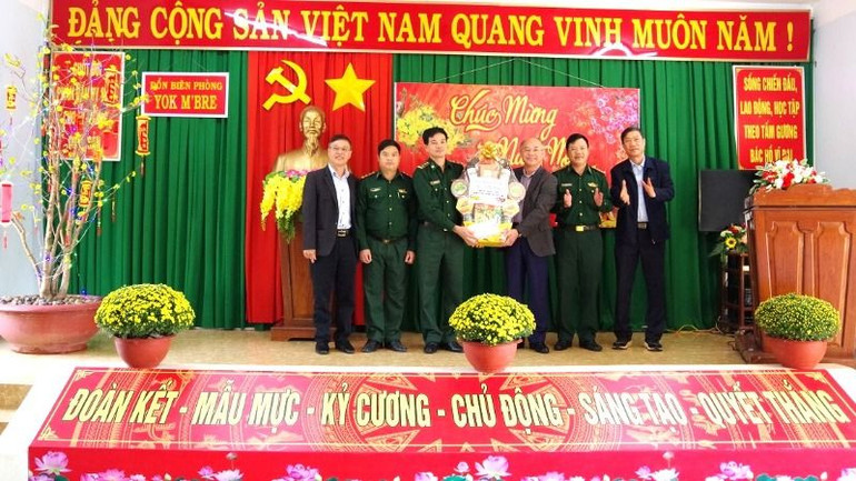 Đồng chí Trương Công Thái, Phó Chủ tịch Ủy ban nhân dân tỉnh Đắk Lắk và Đoàn công tác tặng quà Tết cán bộ, chiến sĩ Đồn Biên phòng Yok M’Bre.