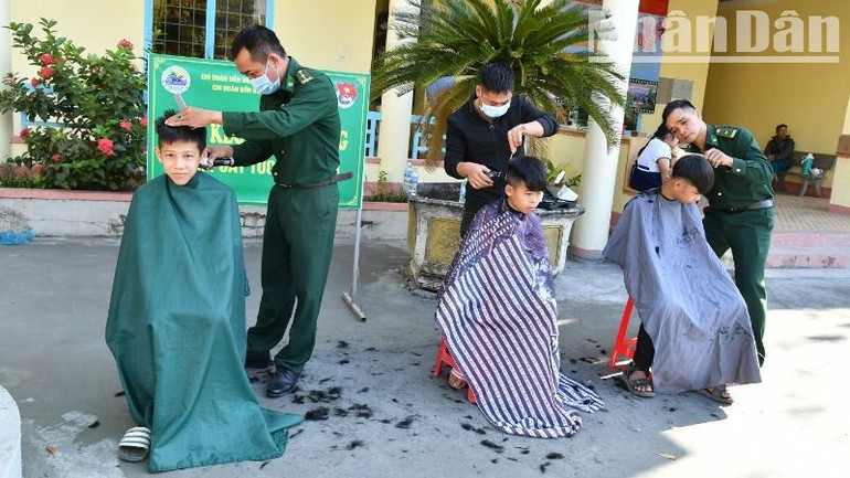Các cán bộ, chiến sĩ Bộ đội Biên phòng cắt tóc miễn phí cho con em nhân dân xã Ea Bung tại chương trình.