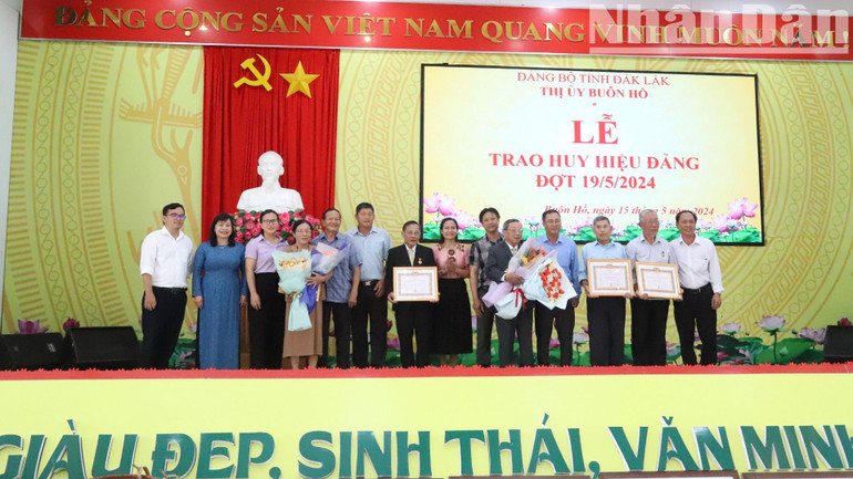 Đảng bộ thị xã Buôn Hồ trao Huy hiệu Đảng đợt 19/5/2024 cho các đảng viên có nhiều năm tuổi Đảng. Đảng bộ thị xã Buôn Hồ trao Huy hiệu Đảng đợt 19/5/2024 cho các đảng viên có nhiều năm tuổi Đảng.