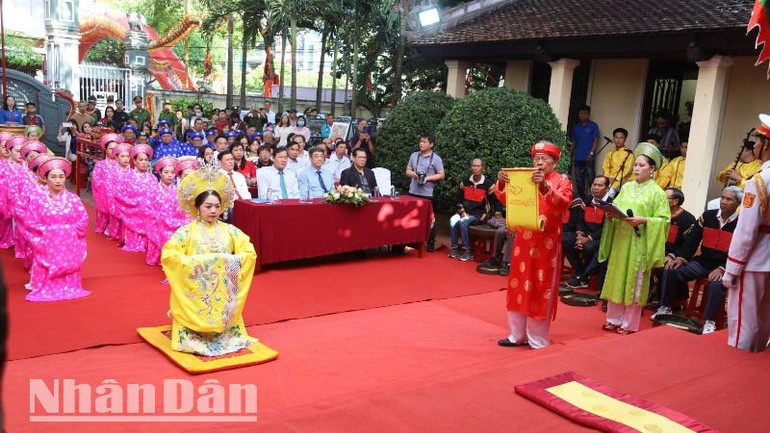 Ông Hoàng Chuyên đọc Chúc văn dâng lên các Vua Hùng và anh linh các bậc tiền nhân về những thành tựu to lớn mà toàn Ðảng, toàn quân, toàn dân tỉnh Đắk Lắk đã đạt được trong công cuộc đổi mới, hội nhập và phát triển đất nước; cầu mong cho xã tắc thịnh vượng, quốc thái dân an, bách gia trăm họ, vạn đại trường tồn.