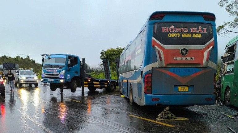 Các lực lượng chức năng tổ chức cứu nạn, cứu hộ.