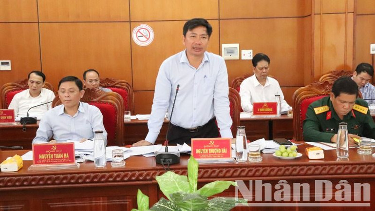 Trưởng Ban Tổ chức Tỉnh ủy Đắk Lắk Nguyễn Thượng Hải trao đổi những nội dung mà Đoàn kiểm tra quan tâm. Trưởng Ban Tổ chức Tỉnh ủy Đắk Lắk Nguyễn Thượng Hải trao đổi những nội dung mà Đoàn kiểm tra quan tâm.