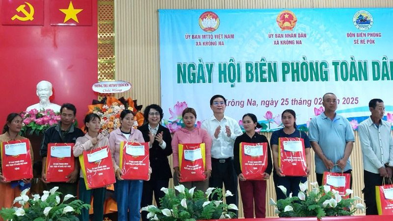 Đồng chí Nguyễn Đình Trung và đồng chí Tô Thị Bích Châu tặng quà các gia đình chính sách, hộ nghèo, người có uy tín trên địa bàn xã biên giới Krông Na.