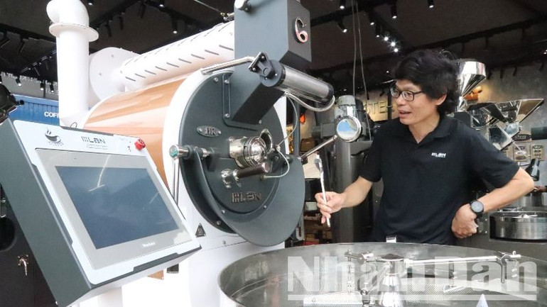 Anh Lê Bá Ngọc, Giám đốc Công ty cổ phần sản xuất-thương mại-dịch vụ LBN đến từ tỉnh Khánh Hòa giới thiệu hệ thống máy rang cà-phê.
