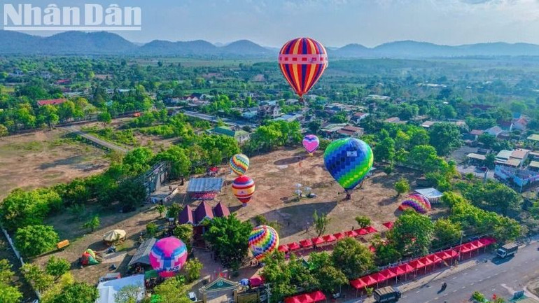 Trung tâm lễ hội xã Krông Na, huyện Buôn Đôn, nơi tổ chức Ngày hội Khinh khí cầu Đắk Lắk 2025 nhìn từ trên cao.