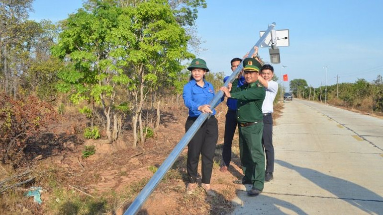 Các đại biểu tham gia thi công công trình “Thắp sáng đường biên”.
