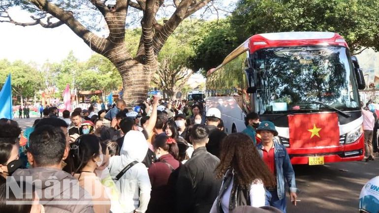 Đông đảo người thân đến tiễn đưa các thanh niên lên đường nhập ngũ.