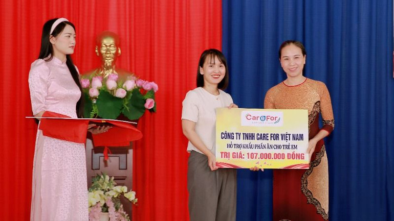 Công ty TNHH CARE FOR Việt Nam hỗ trợ khẩu phần ăn cho trẻ trị giá 107 triệu đồng.