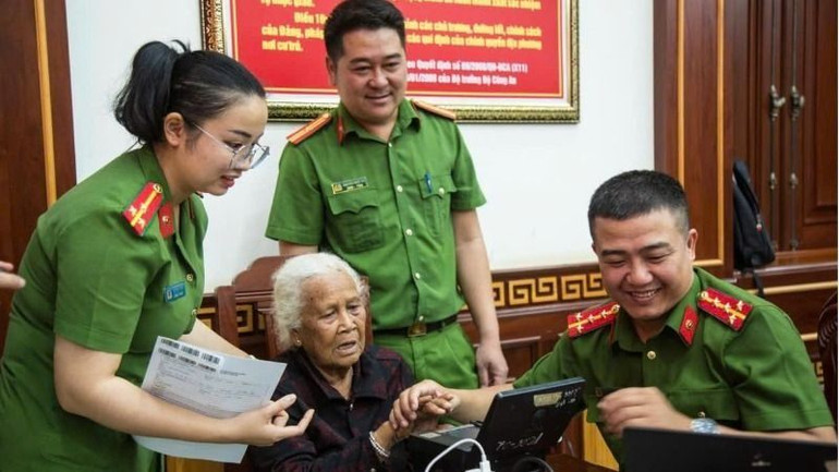 Cán bộ, chiến sĩ Công an tỉnh Đắk Lắk tích hợp thông tin ADN vào hồ sơ thu nhận Thẻ căn cước.